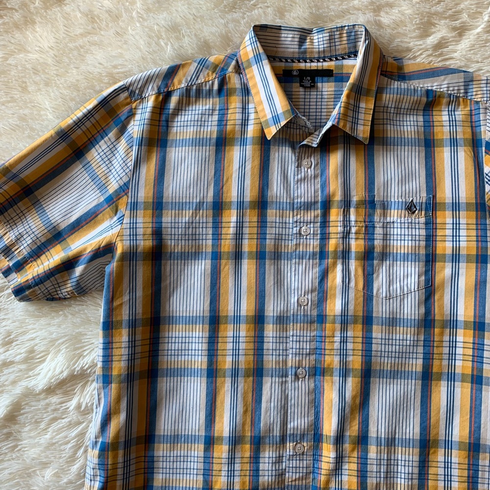 Volcom short sleeve button up || size Large